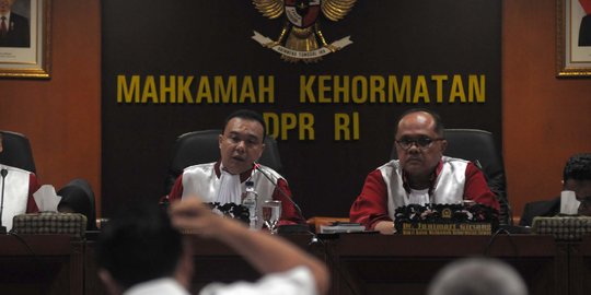 Loloskan Setnov dari sanksi di MKD, pimpinan DPR pakai jurus mabuk