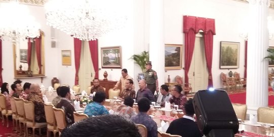 Sambil makan siang, Jokowi kembali ngakak bersama pelawak di istana