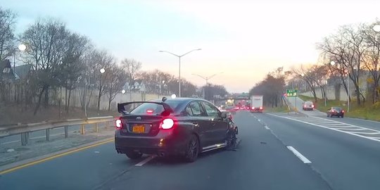 [Video] Ngebut ngawur, Subaru WRX STI ringsek di tengah jalan