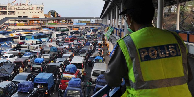 Cuaca buruk di Selat Sunda, kendaraan antre di pelabuhan Merak