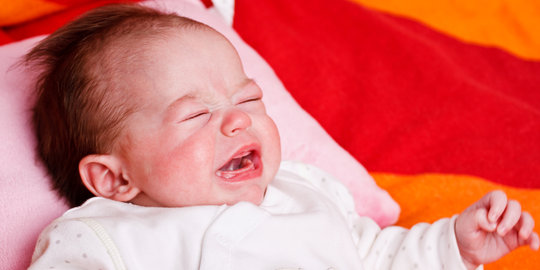 5 Cara menenangkan bayi yang sedang menangis