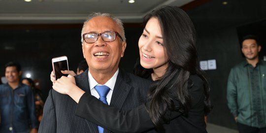 Kesetiaan Velove Vexia temani OC Kaligis jalani sidang vonis