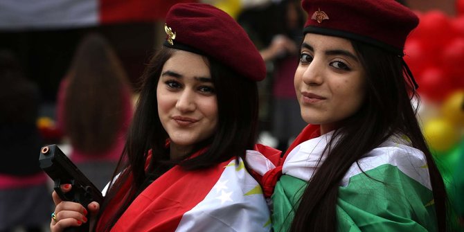 Pesona tentara cantik Kurdi rayakan Flag Day