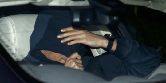 Ini reaksi Mourinho usai dipecat Chelsea, kabur dan tutupi wajah
