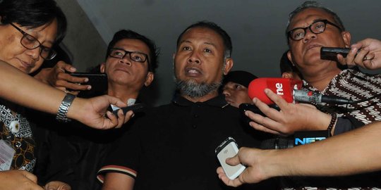 Pimpinan baru KPK terpilih, Bambang Widjojanto dijemput pendukungnya