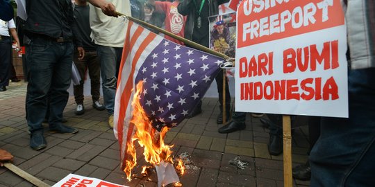 Aksi mahasiswa bakar bendera AS di depan kantor Freeport