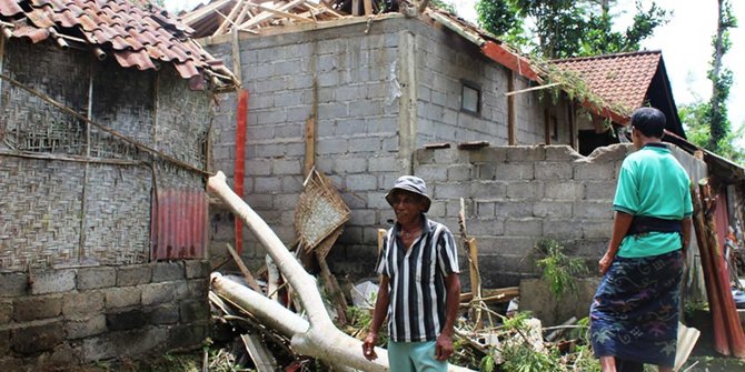 Hujan deras dan pohon tumbang, Dewa hampir jadi korban