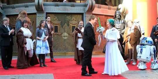 Fans Star Wars ini menikah pada hari penayangan perdana di Hollywood