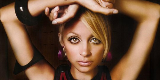 Mata menonjol seperti Nicole Richie? Begini cara meriasnya