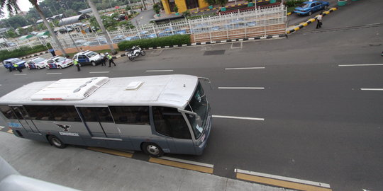 Metro Mini mogok, TransJakarta angkut penumpang di jalan dan gratis