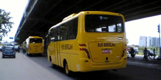 Metro Mini mogok, bus sekolah diperbantukan angkut warga