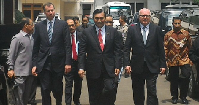 menko polhukam luhut binsar panjaitan melakukan pertemuan dengan jaksa agung australia george brandis