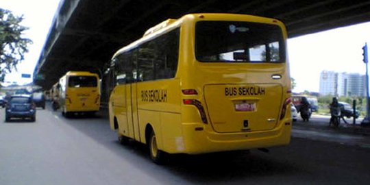 Bus sekolah pengganti Metro Mini dijaga dua polisi