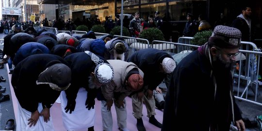 Aksi muslim AS gelar salat di jalan tolak Donald Trump