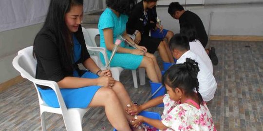 Jelang Hari ibu, anak-anak di Solo cuci kaki ibu pakai air kembang