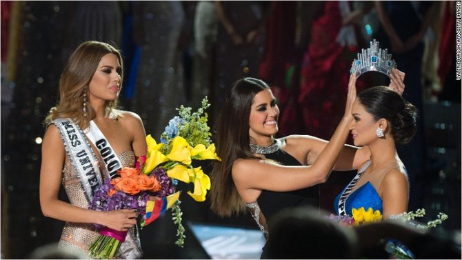 penyerahan mahkota miss universe kepada pia alonzo wurtzbach