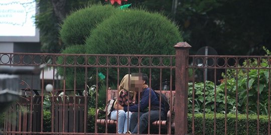 kamera sedang asyik ciuman di taman