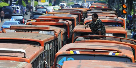 Sopir Metro Mini ogah mogok: Cacing di perut minta makan nih!