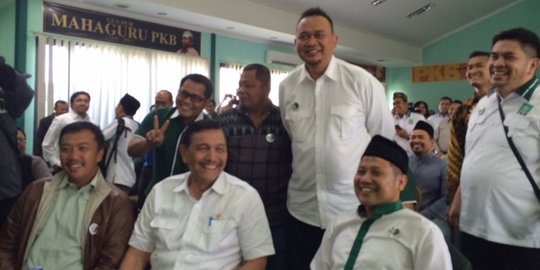 Hadiri Haul Gus Dur, Menteri Luhut dapat kue dari ibu-ibu