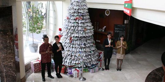 Kreatif pohon natal dari koran bekas hiasi lobi hotel di 