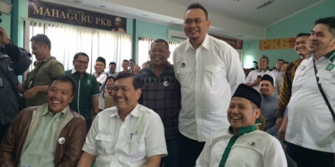 Stand up soal Gus Dur, Cak Lontong bikin Luhut & Menpora terpingkal