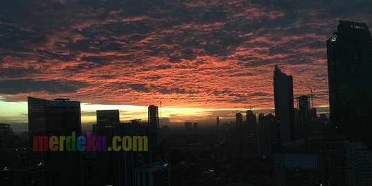 Langit Jakarta sore ini, dramatis bak di film Independence Day