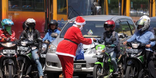 Aksi polisi berbaju Sinterklas bagikan bunga kepada pengguna jalan