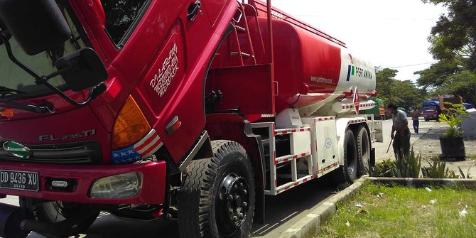 Sopir truk tangki Pertamina ketahuan 'kencing di jalan'