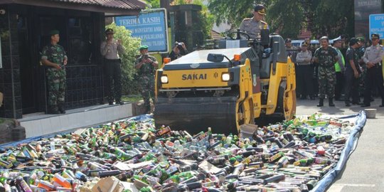 Polres Tangerang musnahkan belasan ribu botol miras dan ciu