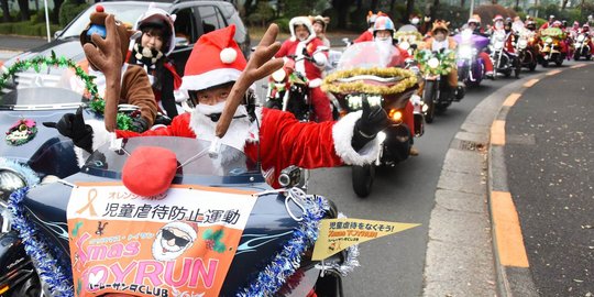 Ratusan Santa Claus pawai naik Harley