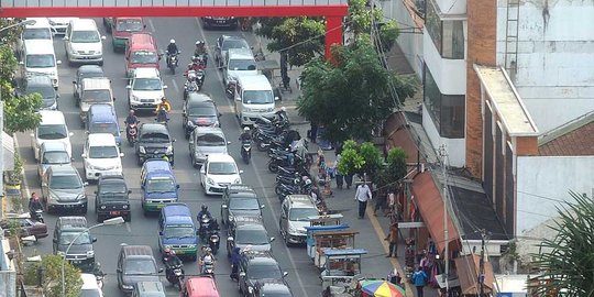 Libur panjang, tol Jakarta arah Bandung macet total