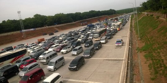 Macet di Tol Cipali makin parah, ribuan mobil terjebak di kedua arah