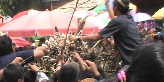 Cari berkah, ribuan warga berebut 3 gunungan Sekaten