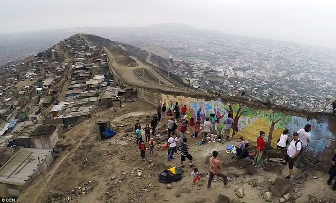 tembok pemisah orang kaya dan miskin di peru