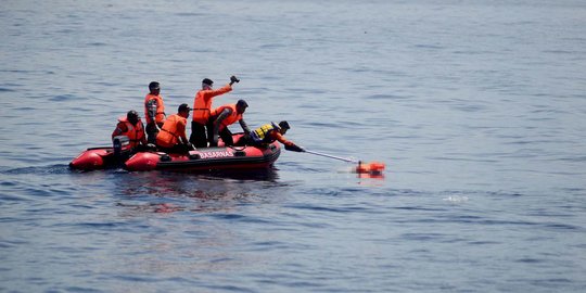 Suasana dramatis evakuasi korban tenggelam KM Marina