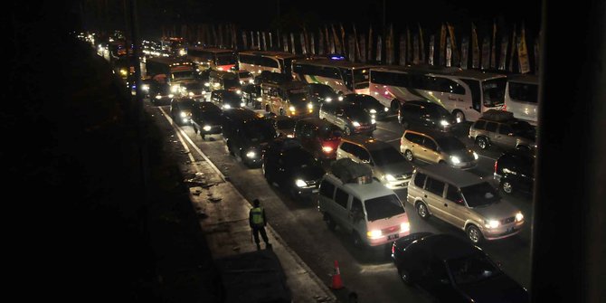 Tol macet parah, Jakarta-Cikampek ditempuh selama 11 jam
