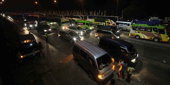 Macet panjang di Cikampek akibat penumpukan kendaraan di Tol Cipali