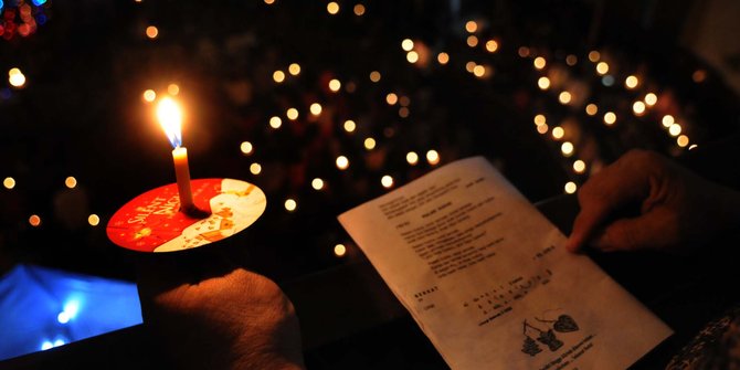 Ritual nyalakan lilin tutup kebaktian malam Natal di Gereja Immanuel