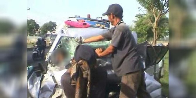 Mini bus tabrak truk di Pantura, 5 orang tewas dan 6 luka berat