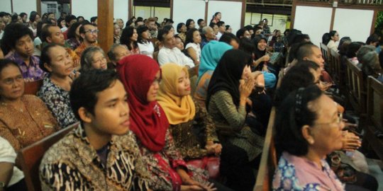 Ini momen saat mahasiswa UIN Yogya ikut ibadah malam Natal