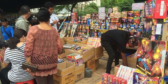 Jelang tahun baru, penjual petasan raih untung Rp 90.000 per hari