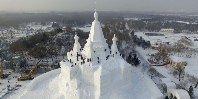 Intip pembuatan istana salju yang ramaikan festival es di Harbin