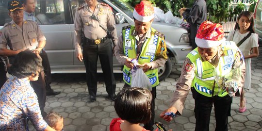 Aksi polisi bertopi Sinterklas di Kediri bagikan 15 ribu permen