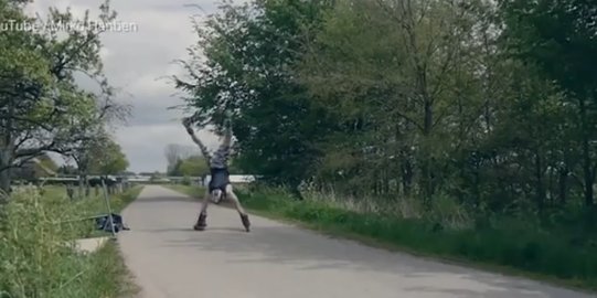 Pria ini mampu salto dengan sepatu roda di tangan