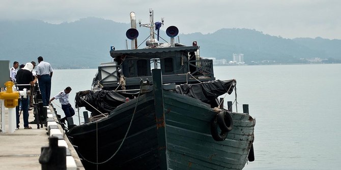 Mesin kapal rusak, 12 wisatawan menuju Pulau Tidung terdampar