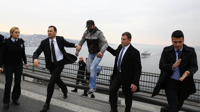 presiden erdogan gagalkan upaya seorang pria bunuh diri