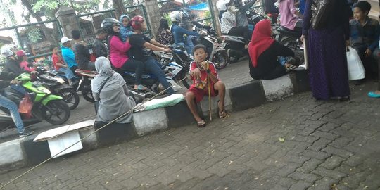 Cerita bocah penjual tikar di Ragunan, uang buat biaya sekolah