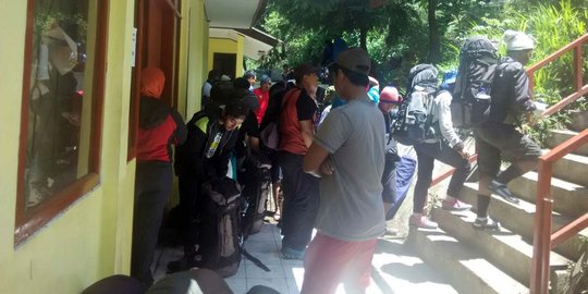 Libur panjang, pendaki Gunung Semeru membeludak di Ranupani