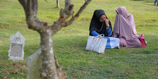 Tangis doa keluarga mengenang 11 tahun Tsunami Aceh