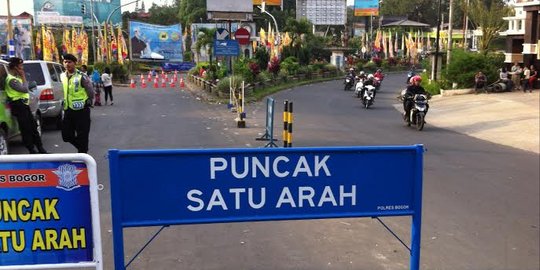 Dipadati kendaraan wisatawan, Jalan Anyer diberlakukan satu arah